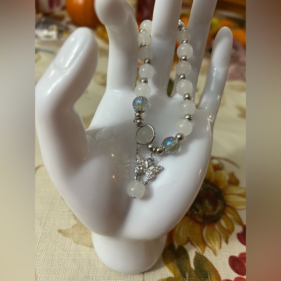 3/$15 White and Clear Blue Beaded Bracelet - Picture 1 of 6